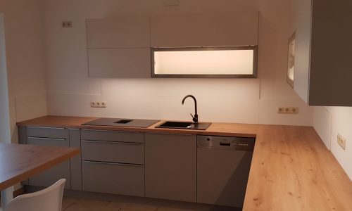 Komplettküche mit Beleuchtung